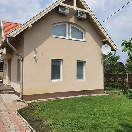 펜션 Tiszavirag Ueduelohaz *